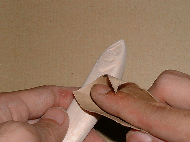 ハンドメイドルアーの作り方：紙ヤスリで全体の形を仕上げる