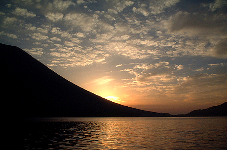 中禅寺湖、朝の絶景