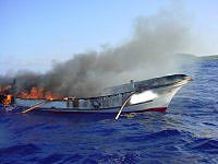 漁船爆発炎上