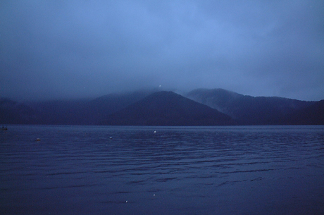 霧雨の芦ノ湖