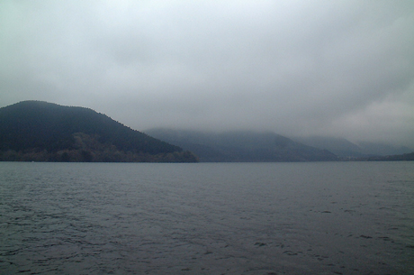小雨の芦ノ湖