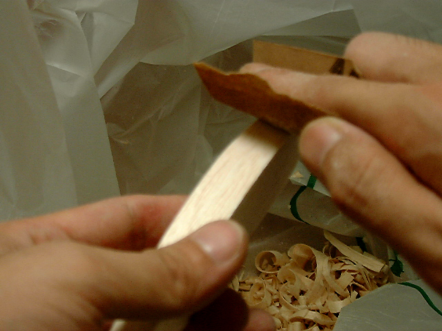 ハンドメイドルアーの作り方：紙ヤスリで表面を整える