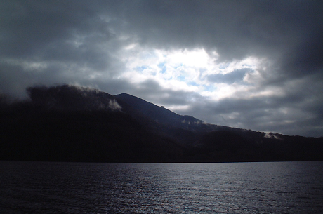 雲りの芦ノ湖