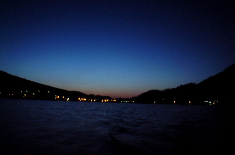 夜明けの中禅寺湖