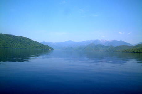 快晴の中禅寺湖