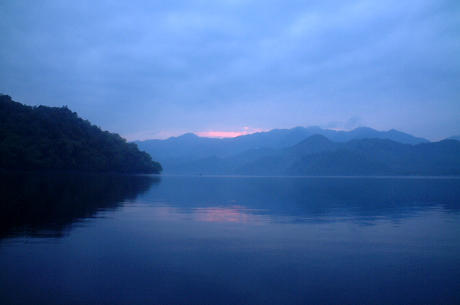 湖面鏡状態の中禅寺湖