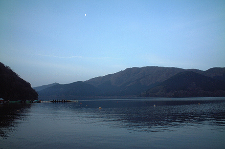 ガラガラ状態の芦ノ湖