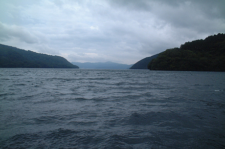 強風の芦ノ湖