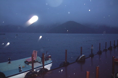 雨の芦ノ湖